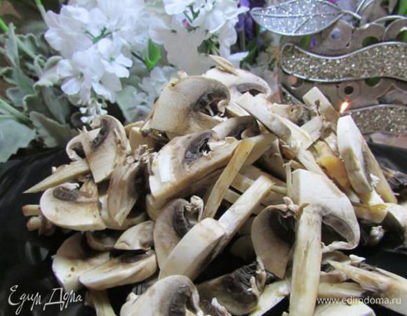 Шампиньоны обтереть салфеткой и нарезать тонкими пластинами. 