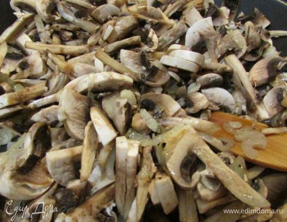 Лук и грибы обжарить на растительном масле.