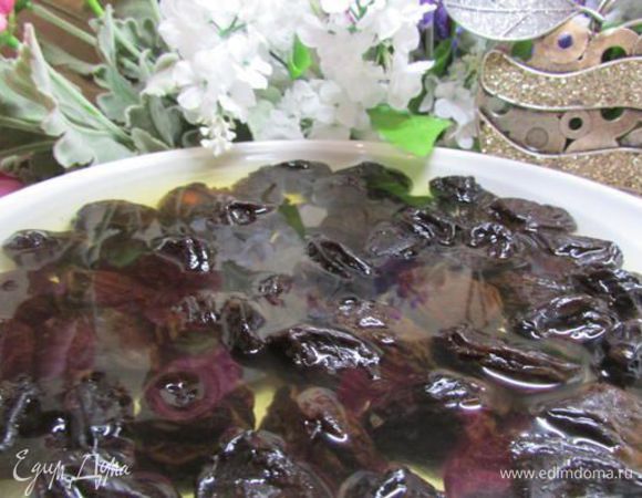 Чернослив залить кипятком на несколько минут. Откинуть на сито, чтобы убрать излишки воды.