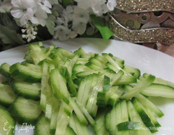Огурец нарезать соломкой (я использовала тёрку для корейской моркови). 
