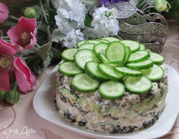 Для красоты огурец можно нарезать кружочками и уложить в виде цветочка (но натертый огурец вкуснее). Даем салату пару часов настояться в холодильнике.
Приятного аппетита!