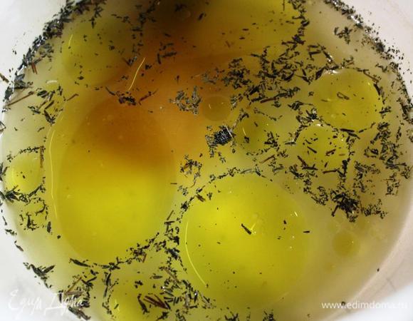 В слегка подогретый овощной бульон добавляем мед, оливковое масло, сушеный тимьян и 1 ст.л. без горки дрожжей. Перемешиваем, накрываем полотенцем и оставляем минут на 10 или до активации дрожжей.