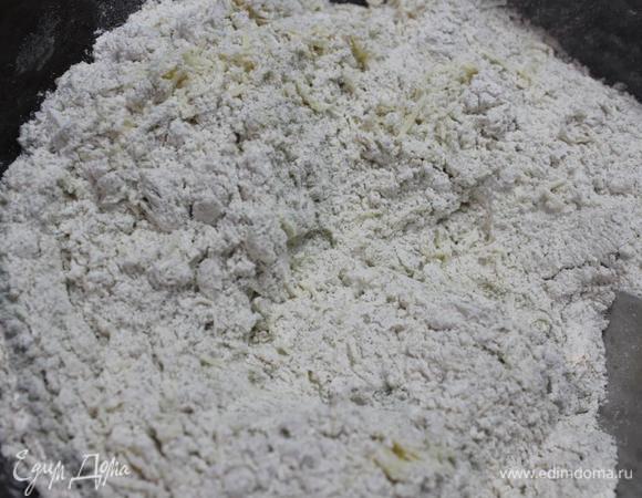Соединяем в миске оба вида муки, соль и сыр. Перемешиваем.