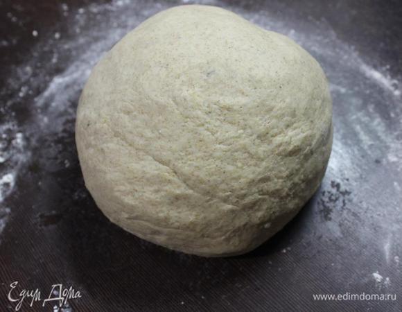 На присыпанной мукой поверхности хорошенько вымешиваем тесто, при необходимости подсыпая муку ( у меня ушло дополнительно грамм 50). Вымешиваем минут 7-10, формируем шар, кладем его в смазанную растительным маслом миску, накрываем полотенцем и ставим в теплое место без сквозняков на 1 час для подъема.