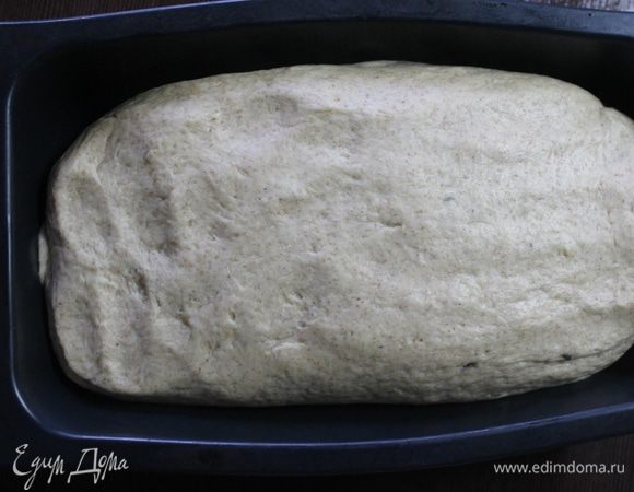 После подъема вымешиваем тесто еще раз, формируем буханку и выкладываем в форму/на противень, накрываем полотенцем и оставляем еще на полчаса.
Разогреваем духовку до 180 градусов и ставим наш хлебушек на 45-50 минут (смотрите по вашей духовке) до румяной корочки и сырно-тимьяновых ароматов!