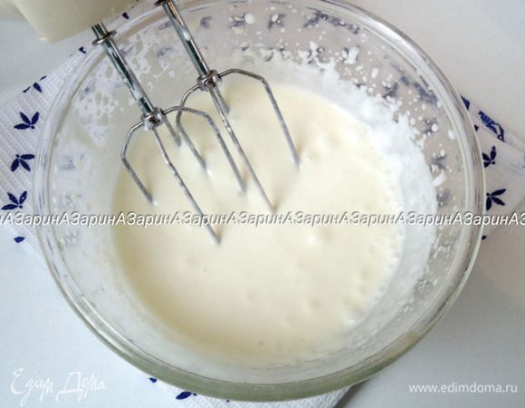 Крем: 1 стакан сметаны соединить с сахарной пудрой (по вкусу), можно не взбивать, а просто хорошо перемешать на малых оборотах миксера.