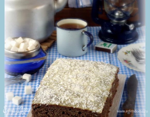Дать пирогу пропитаться несколько часов в холоде. 