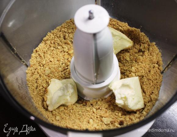 Итак...
Делаем основу. Измельчаем печенье с размягченным маслом до однородной массы.