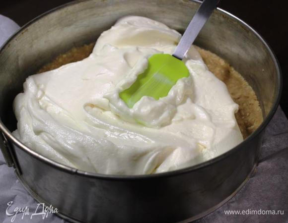 Выкладываем эту смесь на основу, разглаживаем лопаточкой поверхность и забываем о лакомстве на ночь (если получится забыть:)).
Можно приготовить чиз с утра, а вечером уже радовать своих гостей.