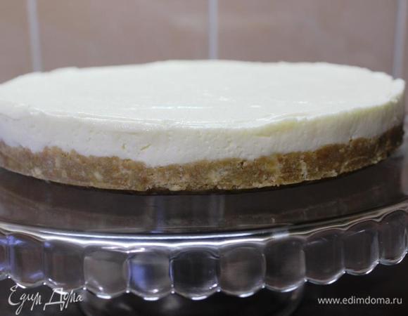 Освобождаем от формы, проведя ножом с тонким лезвием, и перекладываем на блюдо. 