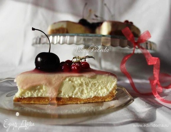 А вот и кусочек.
По консистенции чизкейк не такой плотный, как выпекаемый, но режется и форму держит, как видите, прекрасно, а по вкусу не уступает.
Еще подкупает то, что не надо возиться с желатином, всё делает лимон. 