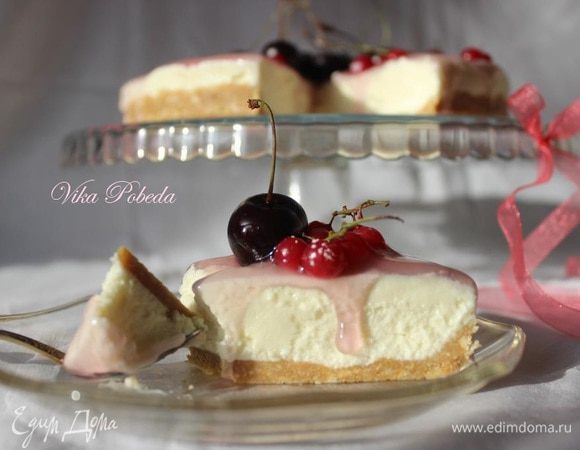 И мои наблюдения:
Чизкейк прекрасно переносит заморозку. Я морозила кусочками. Слегка подтаявший чизкейк напоминает нежное сливочное мороженое.
Вкуснятина.
Угощайтесь и наслаждайтесь!