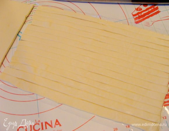 Тесто разморозить, нарезать на полоски по 1 см (примерно) шириной.