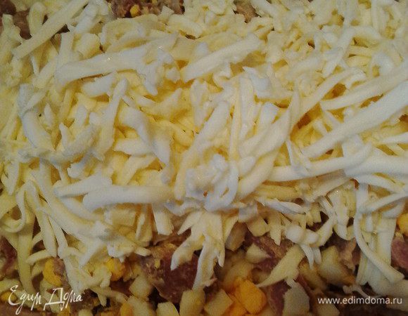Лук режим полукольцами и заливаем уксусом (у меня 6%) на 15 минут, яйца отвариваем. А тем временем режем отварное куриное мясо соломкой (практиковался вариант с отварными желудочками или говядиной, кому какой вариант нравится). Добавляем рубленые яйца и тертый твёрдый сыр (иногда беру плавленый сырок).
