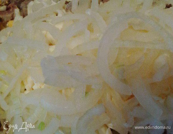 Сливаем уксус и отжимаем лук, его добавляем к остальным, уже подготовленным ингредиентам, и перемазываем домашним (или любым другим любимым) майонезом.