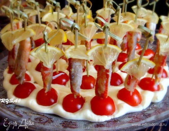 Крабы достать из банки. Добавить майонез по вкусу, лимон очень тонко порезать.
Нанизать все на шпажку и опустить в майонез, он больше для антуража тут:)