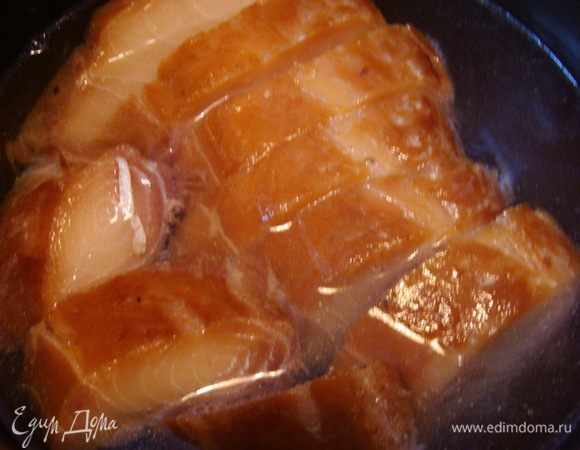 Рыбу масляную (холодного копчения) положить в кастрюлю, залить водой и немного приварить - 3-4 минуты, не больше.