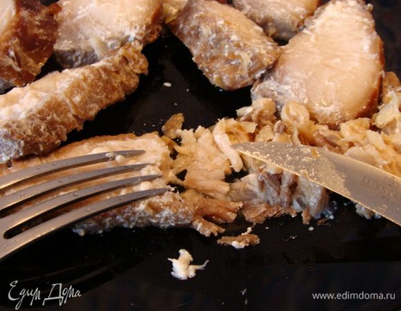 Выложить на тарелку, остудить, распотрошить.