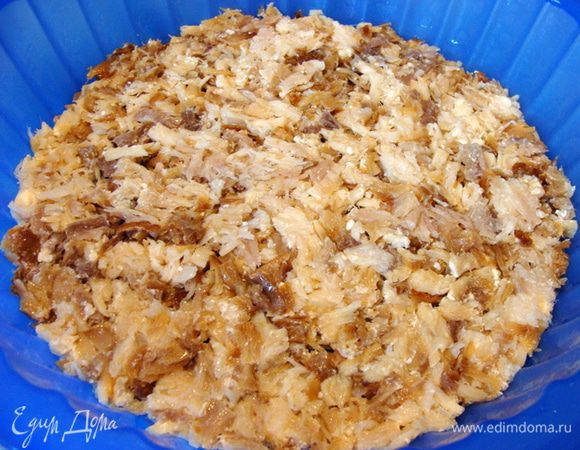 В форму выложить большую часть рыбы, равномерно распределить и придавить вилкой.