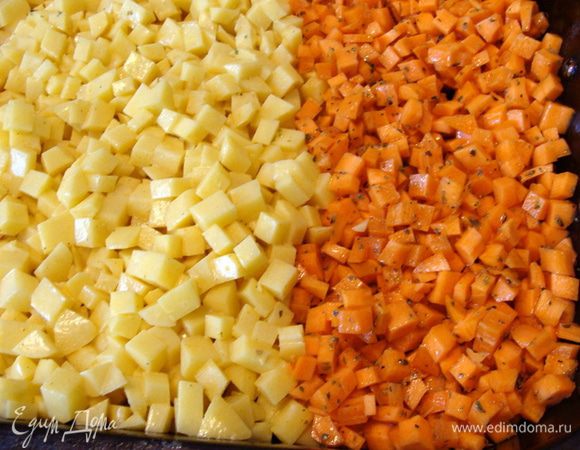 Каторфель и морковь, предварительно очистить, нарезать мелким кубиком.
Картофель смешать с куркумой, солью и 1 ст/л майонеза или масла растительного.
Морковь смешать с тимьяном, солью и растительным маслом.
Запечь, накрыв фольгой до готовности. Примерно 40 минут при 180*