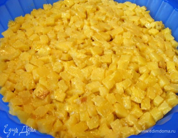 Поверх рыбы выложить 2/3 картофеля, немного охлажденного уже.