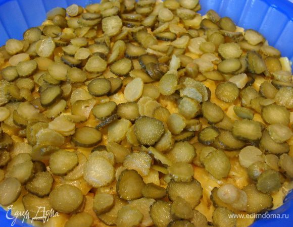 Сверху огурчики.