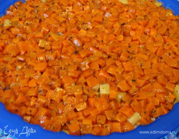 Последний слой из моркови.
Все придавливать вилкой, чтобы салат приобрел форму.