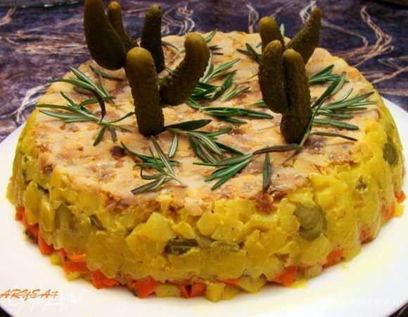 Накрыть салат пленкой пищевой и лучше поставить под пресс.
Я оставляю на ночь.
Перевернуть форму на блюдо перед подачей и украсить по желанию.
