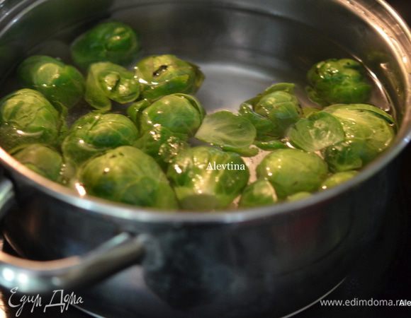 Разогреть духовку до 200 гр. Помыть и отварить слегка капусту в соленой воде 5 мин. Порезать на половинки.
