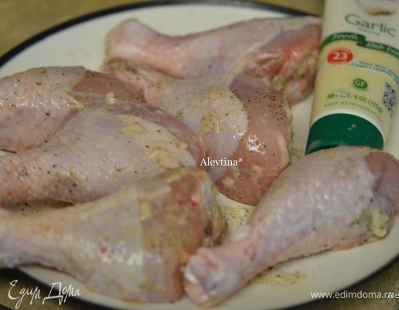 Куриные ноги посолить и поперчить, смазать чесночной пастой или раздавленным чесноком.
