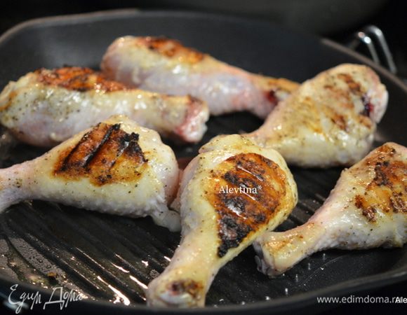 Обжарить с обеих сторон на горячей сковороде с маслом по 6-8 мин. Переложить в жаропрочное блюдо, добавить брюссельскую капусту, чеснок мелко порезанный, бульон, полить лимонным соком и отправить в духовку на 30-45 мин. или до готовности куриных ножек.