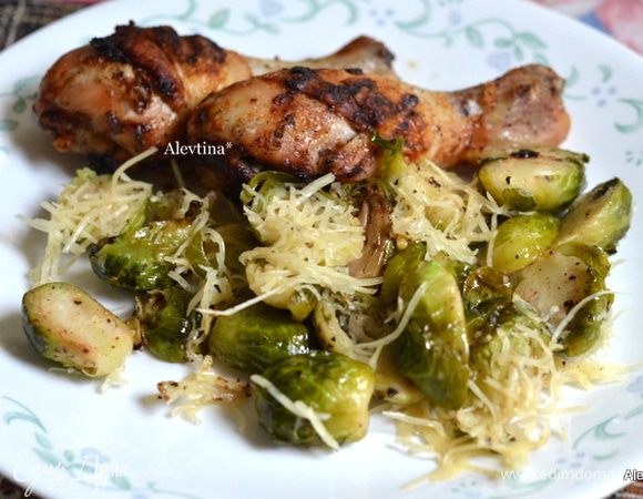 Подаем блюдо с куриными ножками, капустой, посыпаем сверху сыром пармезаном протертым. Приятного аппетита.