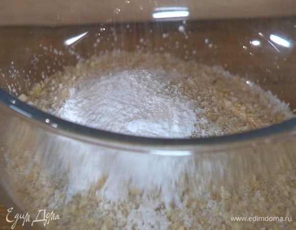 Добавить 150 г муки, разрыхлитель, соль и все перемешать.
