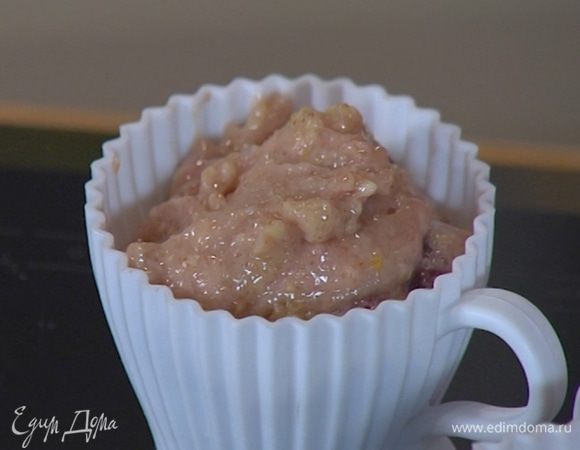 Формочки для маффинов смазать оставшимся оливковым маслом и выложить в них тесто, заполняя на 2/3 объема.