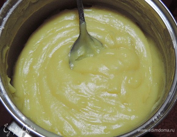 При постоянном помешивании (!) доводим крем до кипения и загустения.