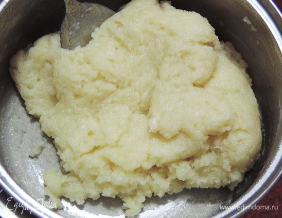 Огонь уменьшаем до минимума. В кипящую жидкость всыпаем всю муку, перемешиваем (желательно деревянной лопаткой, хотя у меня обычная ложка) до однородности. Держим тесто на огне пару минут, оно должно отойти от стенок посуды и не пахнуть сырой мукой.