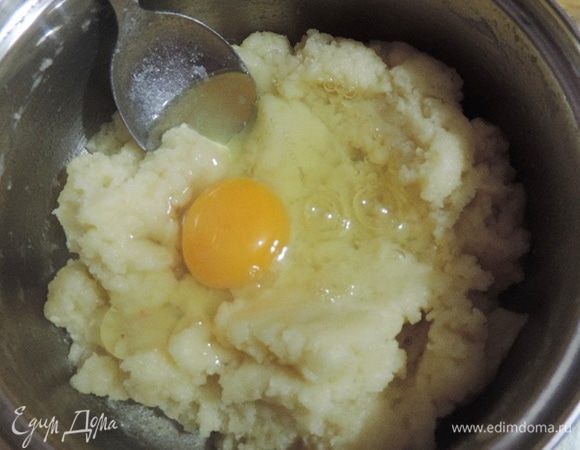 Даем остыть минут 5 и начинаем по одному (!) вмешивать яйца.