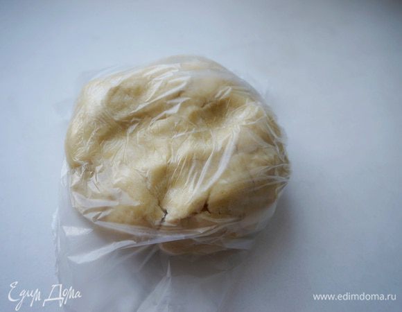 По столовой ложке добавлять ледяную воду (может вся и не понадобится) до того момента, как тесто начнёт собираться в шар. Руками собрать тесто, расплющить его, завернуть в пленку и убрать в холодильник на 1 час. Такое тесто может храниться в холодильнике до 3 дней.
