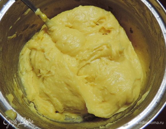 Продолжаем перемешивать, и тесто становится гладким. Готовое тесто должно быть гладким, блестящим, однородным, слегка тянуться за ложкой.