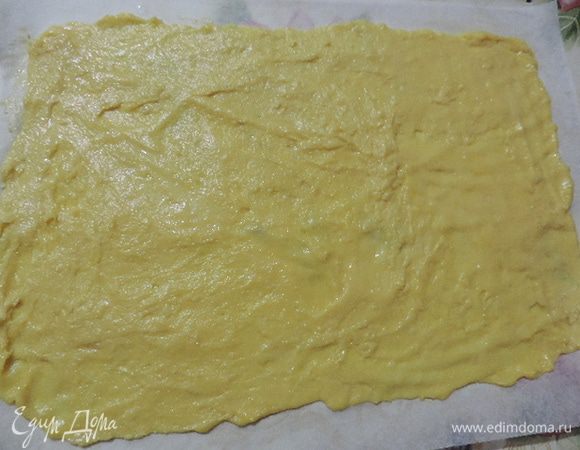 Теперь нам надо выпечь коржи. Из данного количества теста получается два прямоугольных коржа 30х40 см. Тесто распределяем по бумаге, смачивая руки в холодной воде. Слой теста получается очень тонким.