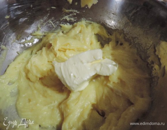 Пока коржи остывают, займемся кремом. Остывшую заварную основу взбиваем миксером, добавляя по кусочку размягченное сливочное масло комнатной температуры.