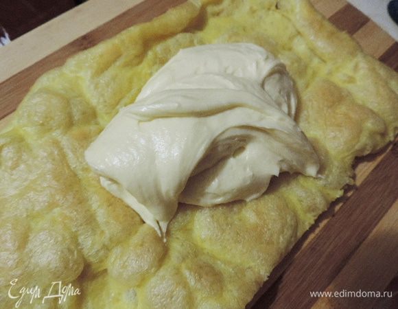 Теперь каждый корж разрезаем поперек на три равных пласта. Итого у нас получится 6 пластов. Каждый промазываем кремом, не забываем оставить крем для оформления верха и боков торта. Готовый торт ставим в холодильник минимум на пару часов, желательно на ночь.