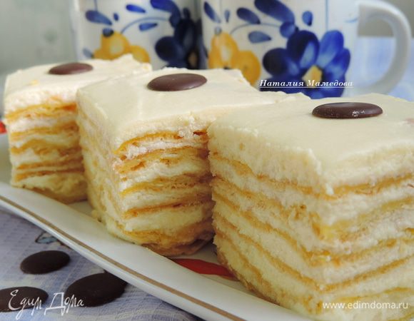 Я так спешила утром угостить тортом брата, что даже забыла сфотографировать целый торт. Но поверьте мне на слово: он выглядел так же, как и кусочек, только в увеличенном размере;)