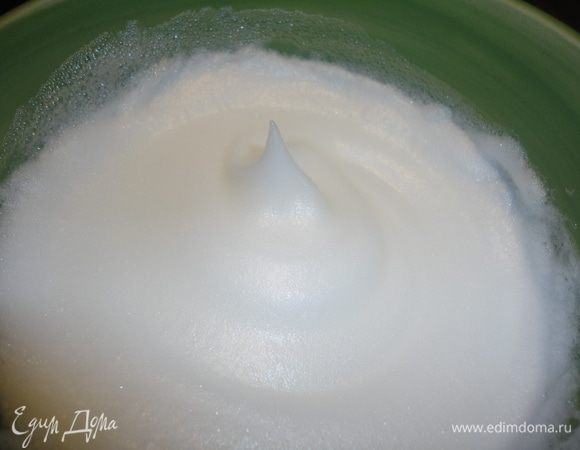 Взбить 2 белка до мягких пиков.