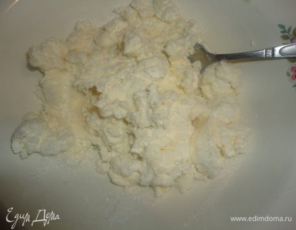 Мягкий творог смешать с сахаром.