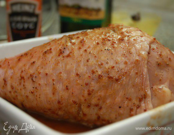 Чеснок очистить, нарезать тонкими пластинами. В голени острой стороной ножа прорезать небольшие «кармашки», в каждый из которых вложить чесночную пластину. Для маринада - все ингредиенты смешать в пиале. Горчицу лучше взять либо зерновую, либо дижонскую. Я мариную голень в плотном целлофановом пакете с пластиковой застежкой. Очень удобно: поместить в пакет мясо, поверх вылить маринад, «выгнать» из пакета весь воздух и застегнуть. Голень получается словно в вакуумной упаковке, со всех сторон в маринаде. Убрать на сутки в холодильник.