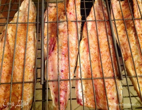 Скумбрию почистили, промыли, вытерли хорошо бумажным полотенцем,
посолили и густо посыпали приправами для рыбы.