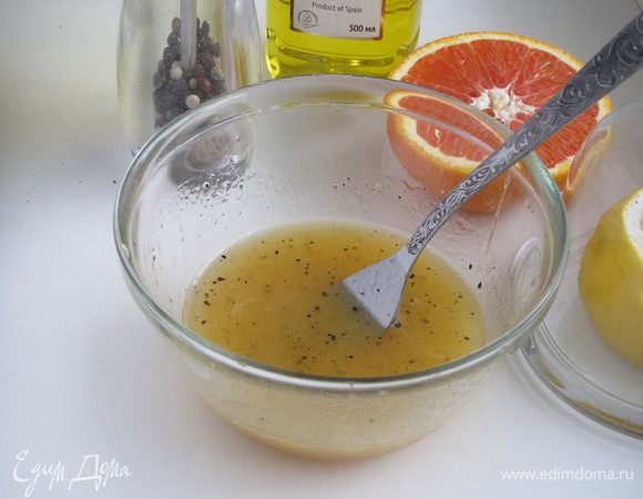 Приготовить заправку. Выжать сок из  апельсина и лайма, добавить мед и оливковое масло. Посолить, поперчить и перемешать до получения однородной эмульсии.