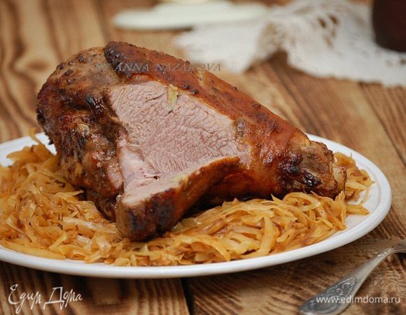 В форму для запекания выложить голень, вылить маринад и поставить в заранее разогретую до 150 градусов духовку. Через 30 минут уменьшаем температуру до 120 градусов. Достаем мясо каждые 20-30 минут и обильно поливаем соусом! Вначале его будет мало, но потом – в достатке. Можете перевернуть мясо другом бочком. Готовность определите сами (в зависимости от размера. Килограммовая голень готовится таким образом около 2-х часов).