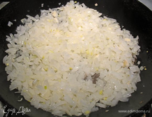 Первым делом займемся луком. У меня племянник повар, когда он учился, ему сказали, что лук для фаршированной рыбы нужно жарить заранее, чтобы он хорошо остыл. Пробуя разные варианты, могу точно сказать, что когда в рыбу добавляют хорошо остывший лук,  она намного вкуснее. 

Приступим. Лук почистить, порезать кубиками и обжарить на растительном масле, под конец обжаривания добавить щепотку сахара. Обжариваем до золотистого цвета. 